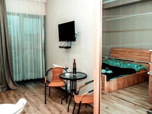 een kleine kamer met een tafel en een bed bij The nice cozy flat in tbilisi in Tbilisi City