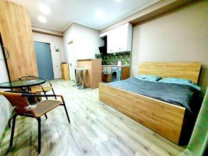 een slaapkamer met een bed en een tafel en een keuken bij The nice cozy flat in tbilisi in Tbilisi City