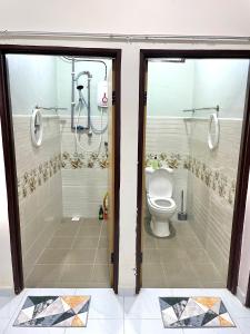 a bathroom with a shower and a toilet at Paktam Ruduwe Homestay in Marang