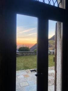 una puerta abierta con vistas a la montaña en La piccola Corte en Roncola