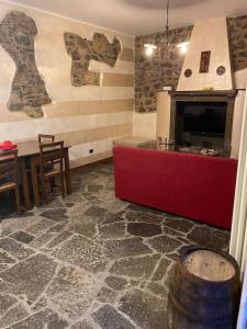 une cuisine avec un comptoir, une table, une table et des chaises dans l'établissement La piccola Corte, à Roncola