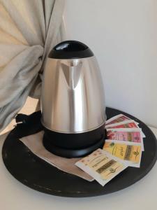 a tea kettle on a black plate withpriced at La Corte Country Rooms in Modena