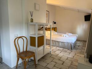 sypialnia z łóżkiem, krzesłem i stołem w obiekcie Gli Arcani w mieście Orvieto
