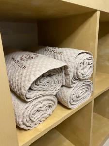 a pile of towels sitting on a shelf at Mar de Fulles in Buarcos