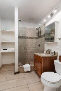 ein Bad mit einer Dusche, einem WC und einem Waschbecken in der Unterkunft Flexhome Bucktown 2BR C1 - READ INFO in Chicago