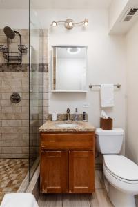 ein Bad mit einem Waschbecken, einem WC und einer Dusche in der Unterkunft Flexhome Bucktown 2BR C1 - READ INFO in Chicago
