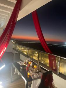 - une salle à manger avec une table et une vue sur l'océan dans l'établissement RESIDENCE PUERTO MARINA Corniche d'Asilah, à Assilah