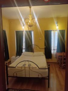 1 dormitorio con cama y lámpara de araña en Şirvani Konağı en Gaziantep