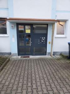a front door of a white house at 2: Einfache 1-Zimmer Wohnung in Bad Wörishofen in Bad Wörishofen