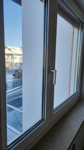 an open window with a view of a building at 2: Einfache 1-Zimmer Wohnung in Bad Wörishofen in Bad Wörishofen