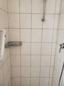 a bathroom with a shower with a white tile wall at 2: Einfache 1-Zimmer Wohnung in Bad Wörishofen in Bad Wörishofen