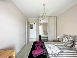 een woonkamer met roze handdoeken op een bed bij Nice family apartment close to the beach in Le Lavandou +9 foto's