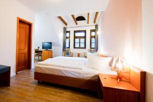 Un pat sau paturi într-o cameră la Landhaus Falkenstein