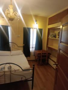 Cette petite chambre comprend un lit et une fenêtre. dans l'établissement Şirvani Konağı, à Gaziantep