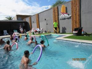 eine Gruppe von Menschen, die in einem Schwimmbad spielen in der Unterkunft Alemar Termas Hotel in Termas de Río Hondo