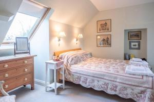 Кровать или кровати в номере Mole Cottage, Orford