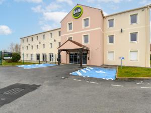 a rendering of a hotel in a parking lot at B&B HOTEL Compiègne Thourotte in Thourotte