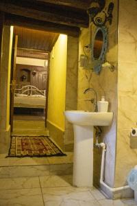 La salle de bains est pourvue d'un lavabo et offre une vue sur une chambre. dans l'établissement Şirvani Konağı, à Gaziantep