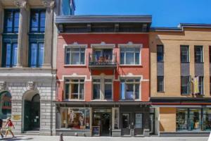 a building on the corner of a street at Le Gentleman // Downtown spacious condo in Quebec City