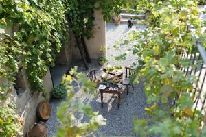 A garden outside b&b cascina la cinciallegra
