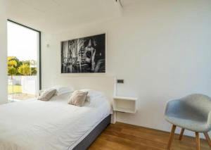 Un dormitorio con una cama y una silla y una ventana. en Villa Algarve Paradise, en Vilamoura 38 fotos más