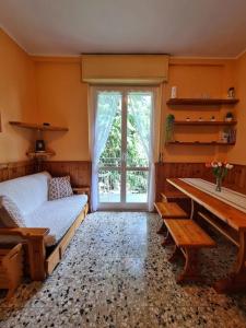 Zimmer mit einem Bett, einem Tisch und einem Fenster in der Unterkunft Il Posticino di Bellagio in Civenna
