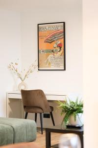 una sedia e un tavolo in soggiorno di Mr.Bernard Vakantie Appartementen a De Panne