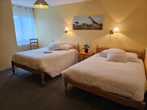 Ένα ή περισσότερα κρεβάτια σε δωμάτιο στο Logis Hôtel Restaurant L'Unique