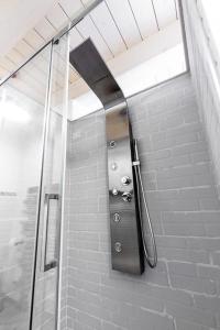 una ducha con puerta de cristal en un baño en Casa Tarducci, en Urbania 27 fotos más