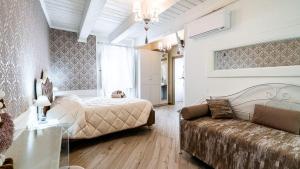 a bedroom with a bed and a couch at Casa Tarducci in Urbania