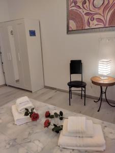 una stanza con asciugamani e tavolo e sedia di Casa Vacanze Andrea la tua base per visitare il mare delle Cinque Terre a La Spezia