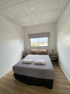 sypialnia z łóżkiem z dwoma ręcznikami w obiekcie Complejo 599 w mieście San Luis