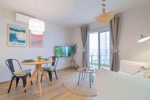 a living room with a table and chairs and a couch at Budget Beach Studio 23 in Sant Antoni de Calonge