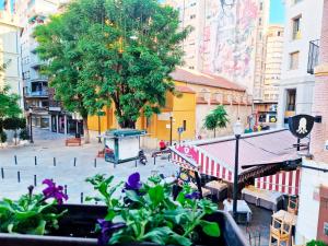 widok na ulicę w mieście z budynkami w obiekcie Alojamientos Fenix w Murcji