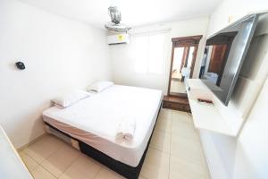 ein kleines Schlafzimmer mit einem Bett und einem Spiegel in der Unterkunft El Bendecido. Amplio apartamento entero con excelente ubicación y parqueadero privado gratis las 24 Horas. in Cartagena de Indias