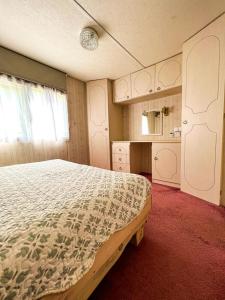 una camera con un grande letto e una cucina di Hulajdusza a Gościno
