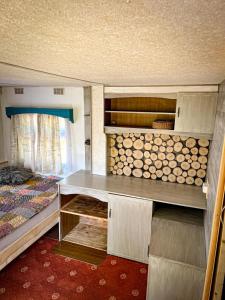 een kamer met een bed en een kamer met houtblokken bij Hulajdusza in Gościno