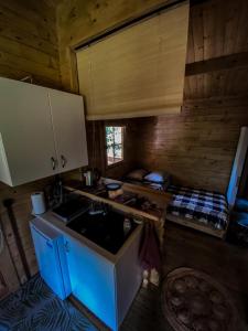 - une vue de tête sur une cuisine dans une cabane en rondins dans l'établissement Hulajdusza, à Gościno