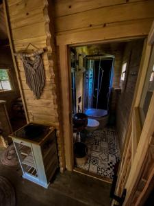 - une salle de bains avec toilettes et lavabo dans l'établissement Hulajdusza, à Gościno