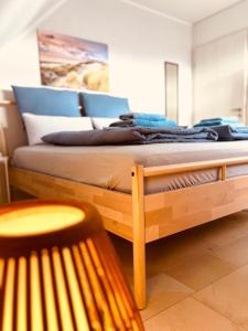 1 cama con marco de madera en una habitación en SCHEE Ferienwohnung Dinkelsbühl en Dinkelsbühl
