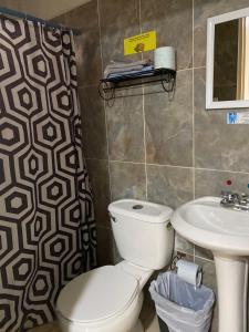 a bathroom with a toilet and a sink at Hostal Casa Huasteca in Ciudad Valles