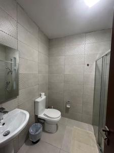een badkamer met een toilet en een wastafel bij Sea-mist luxury escape in St Julian's