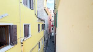 une allée entre deux bâtiments d'une ville dans l'établissement Lady Teresa Apartment, à Chioggia