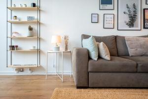 - un salon avec un canapé et des étagères dans l'établissement Lille St.Maur - Nice and functional ap., à Lille