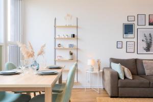 un salon avec une table et un canapé dans l'établissement Lille St.Maur - Nice and functional ap., à Lille