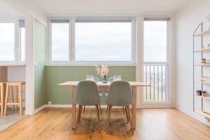 une salle à manger avec une table et deux chaises dans l'établissement Lille St.Maur - Nice and functional ap., à Lille