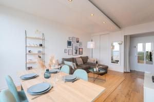 un salon avec une table et un canapé dans l'établissement Lille St.Maur - Nice and functional ap., à Lille