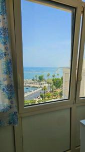una finestra in una stanza con vista sull'oceano di Mare Luna Apartment a Bari