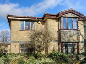 a large brick house with windows at Flat 2, Clifton Gardens in Southampton