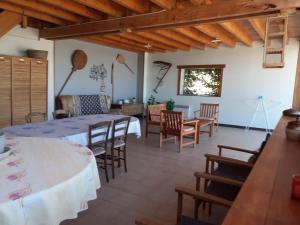 comedor con mesa y sillas en Meublé de campagne au calme, en Louchy-Montfand